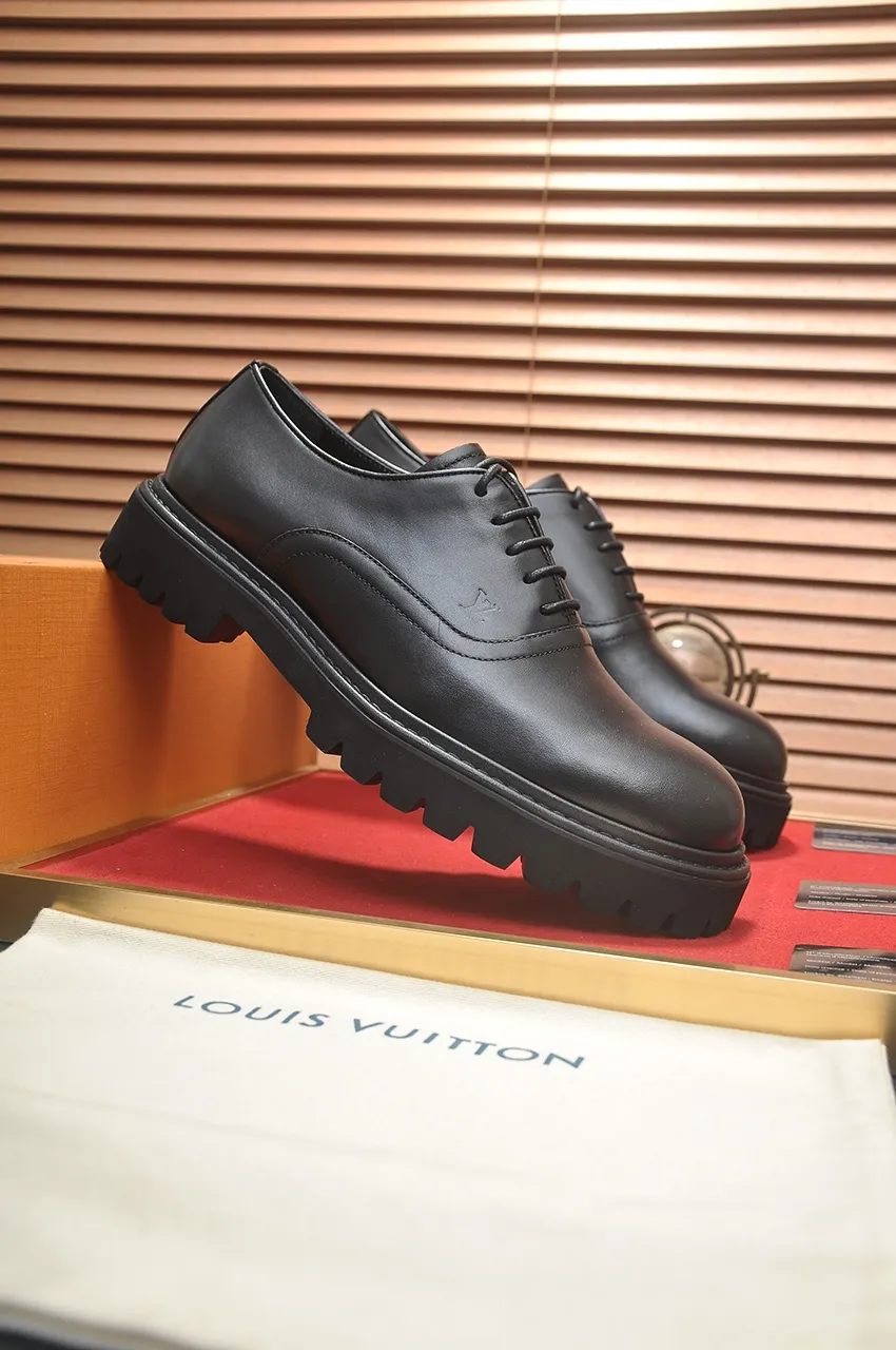 Men's men's shoes 💰640💶 [LV] (original single cowhide lining) 🍀LV's latest genuine leather business suit shoes are launched simultaneously on the official website. The first-layer cowhide imported from Italy is made of heavy gold, 💥official website 1:1 rubber outsole. Versatile to wear, high-end without losing class, and the color combination is extraordinary. This four-season style is alluring when worn on your feet, showing off your big-name flair. Standard code 38-45 (45 customized)